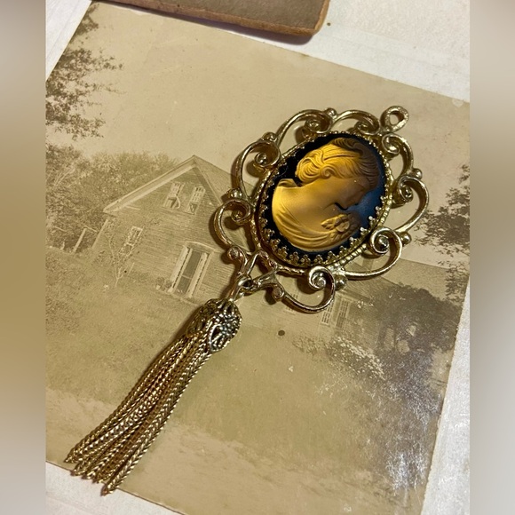 SOLD-Vintage WHITING & DAVIS Iridescent Golden Amber Glass Cameo Tassel Pendant - Picture 1 of 11